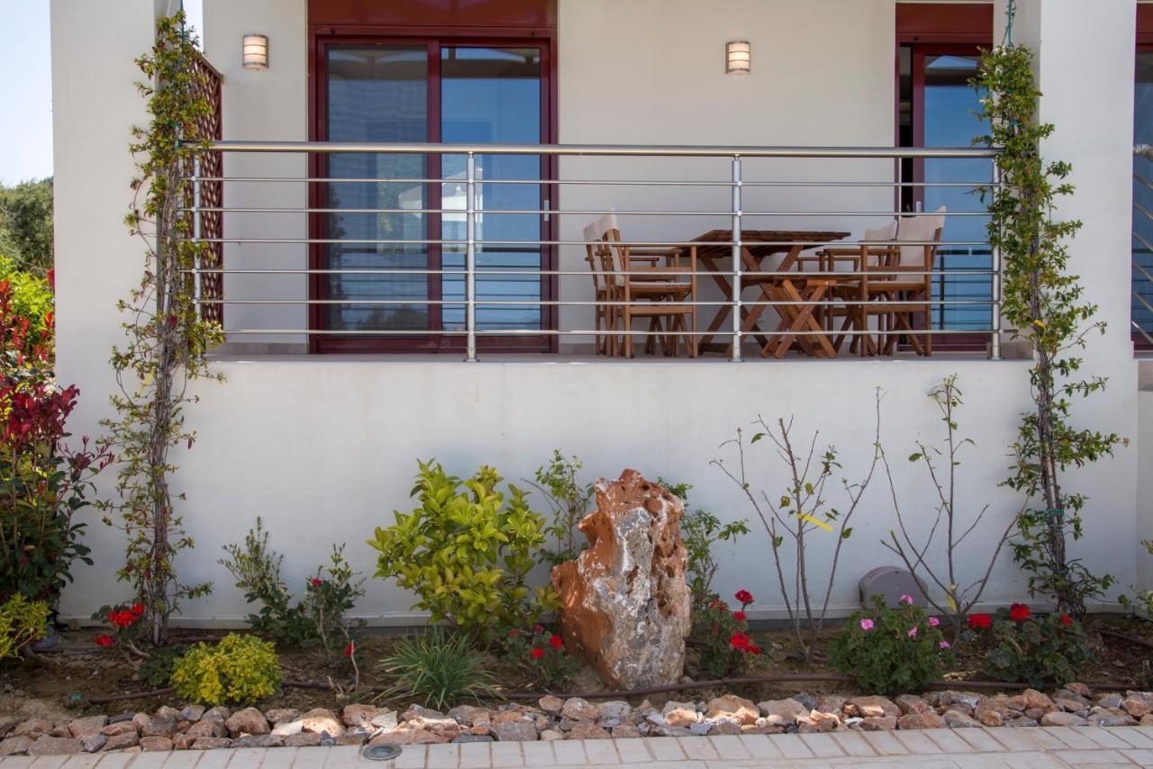Apartment Phenωmena *